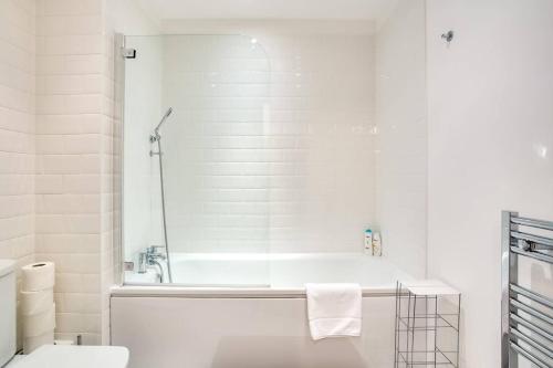 GuestReady - 2-Bdr Apartment with Balcony by The Thames - image 10