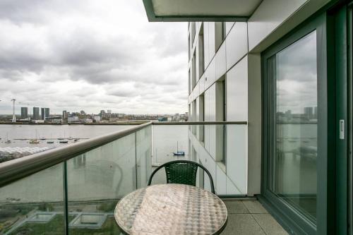 GuestReady - 2-Bdr Apartment with Balcony by The Thames - image 3