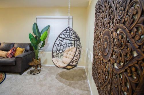 Pacific Enclave with Hot Tub, WFH Setup, and Garage near พิพิธภัณฑ์สัตว์ป่านานาชาติ