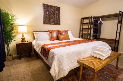 Pacific Enclave with Hot Tub, WFH Setup, and Garage near พิพิธภัณฑ์สัตว์ป่านานาชาติ