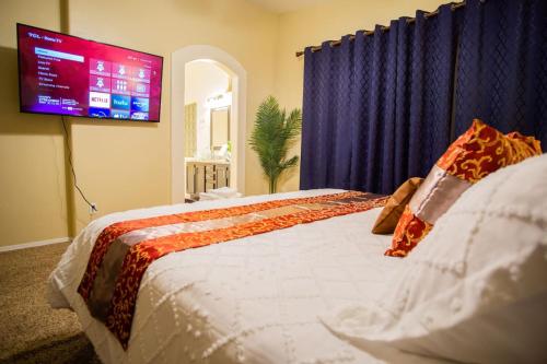 Pacific Enclave with Hot Tub, WFH Setup, and Garage near พิพิธภัณฑ์สัตว์ป่านานาชาติ