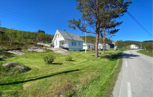 . 3 Bedroom Nice Home In Bjarkøy