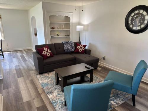 Sleeps 8, YSU, Fairgrounds, Wi-Fi, EV1, Remote, Heart of Boardman in Youngstown, USA