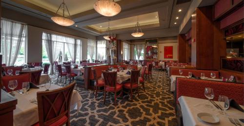 Restaurant, Pier 5 Hotel Baltimore in Inner Harbor