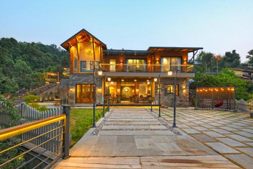 SaffronStays Aruunoday - 4BR with Theatre, Deck & Bonfire - Bhimtal