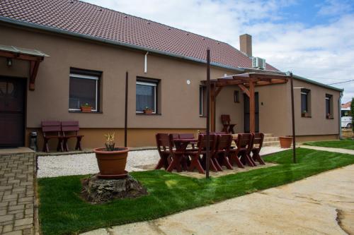 Exterior view, Noel Apartman in Sásd