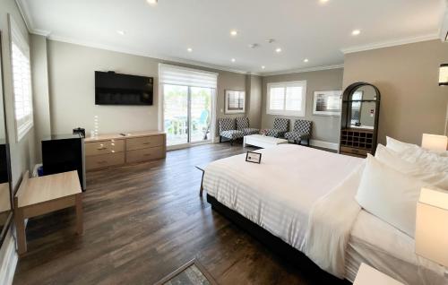 Colonial Hotel & Suites in Lambton Shores (ON)