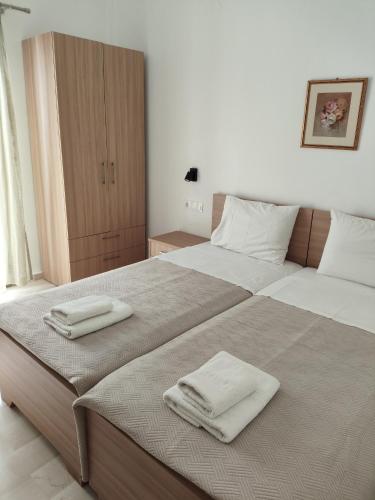 2 bedrooms, 5 beds