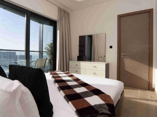 Indulge in Luxury Waves Grande 1BR - SHWG-11 - image 2