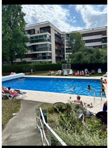 Studio luxueux avec PISCINE in เลอ เชอส์เนย์