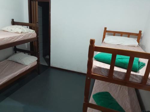 1 twin bed, 4 bunk beds