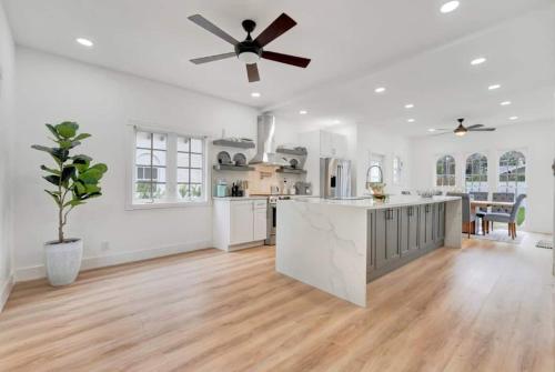 Casa Del Sol - Luxury Pool Home - 3bd25 in West Palm Beach, USA