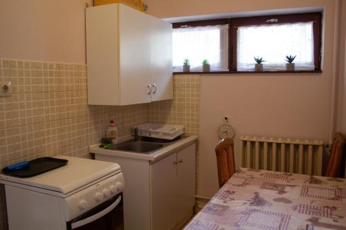 Kitchen, Fitt Maganszallashely in Sásd