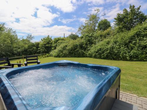 Hotellet från utsidan, Pinot in Nettlestone and Seaview