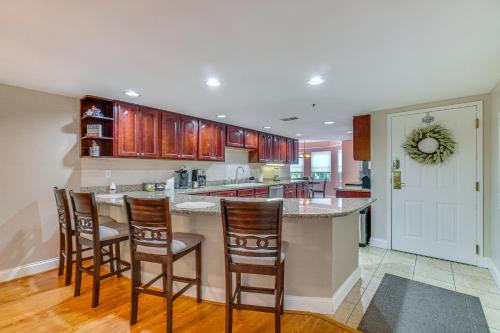 7 Mi to Pigeon Forge 4-Seasons Gatlinburg Condo! in Gatlinburg, USA
