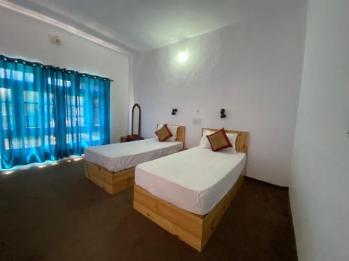 2 twin beds