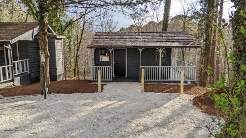 Adventure Cabin 5 - King w Private Hot Tub in Eureka Springs, USA