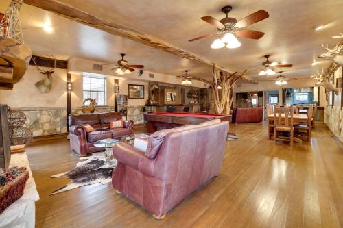 Rural Texas Villa w/ Hot Tub - Horses Welcome! in Tarpley (TX)