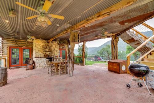 Rural Texas Villa w/ Hot Tub - Horses Welcome! in Tarpley (TX)