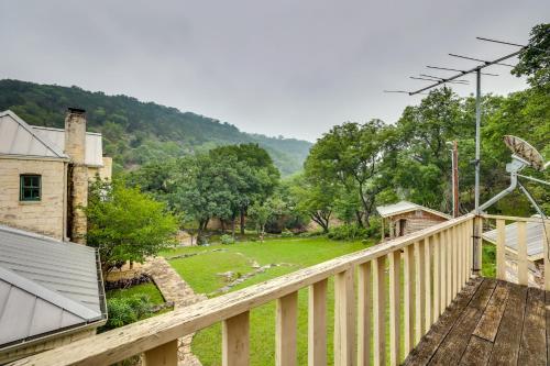 Chic Tree House Studio about 24 Mi to Bandera! in Tarpley, USA