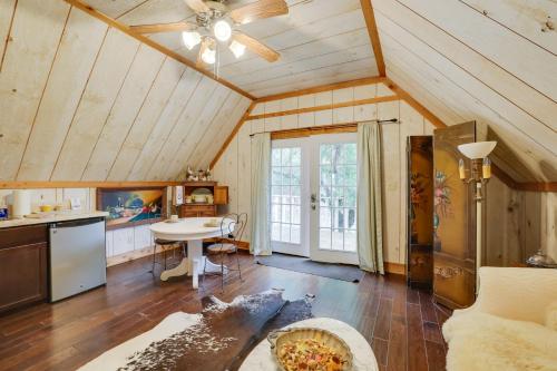 Chic Tree House Studio about 24 Mi to Bandera! in Tarpley, USA