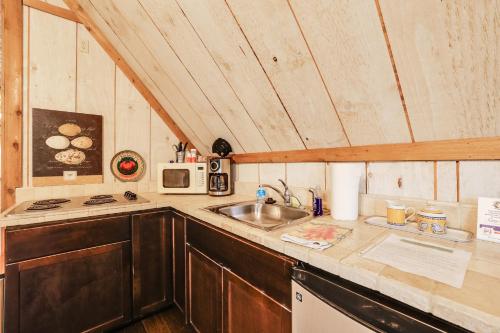 Chic Tree House Studio about 24 Mi to Bandera! in Tarpley, USA