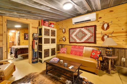 . Rural & Horse-Friendly Cabin ~ 24 Mi to Bandera!