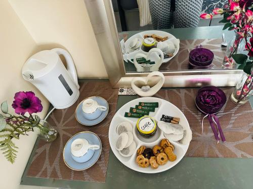 Lovely double room with private bathroom and Double room with shared toilet & PARKING FREE 1