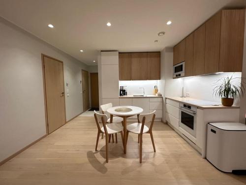 Cozy App - 400m from historic Old Town City Centre, Таллин (фото 2)