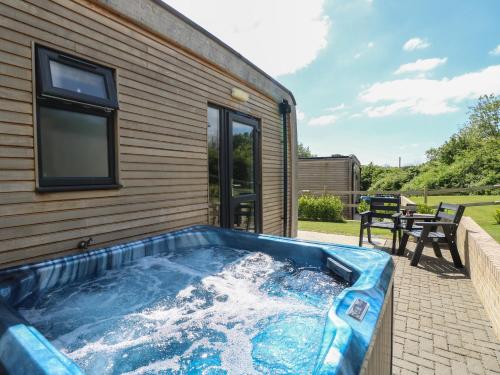 Hotellet från utsidan, Champagne in Nettlestone and Seaview