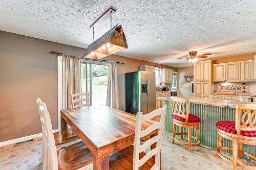 Gray Vacation Rental with Deck and Pond Access! in คอร์บิน (KY)