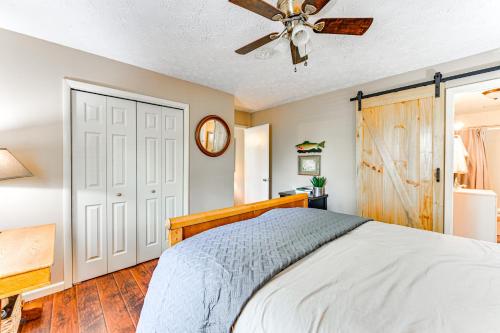 Gray Vacation Rental with Deck and Pond Access! in คอร์บิน (KY)