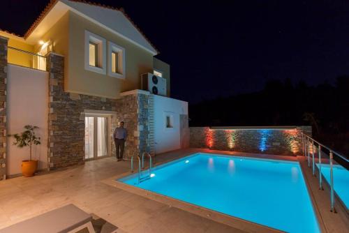مسبح, Luxury holiday home 4 bedroom villa in Paleokastro in Varella