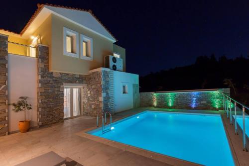 مسبح, Luxury holiday home 4 bedroom villa in Paleokastro in Varella