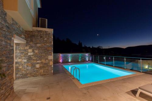 مسبح, Luxury holiday home 4 bedroom villa in Paleokastro in Varella