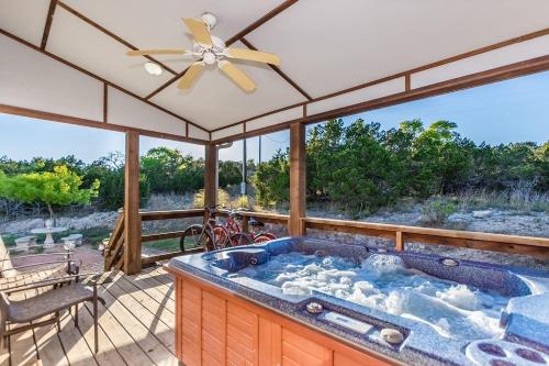 Appian Way Provence Cottage in Fredericksburg, USA