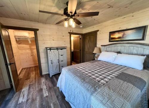 Newly Built 2bed 3bath Cabin w Stunning Mountain Views in Sevierville, USA
