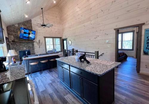 Newly Built 2bed 3bath Cabin w Stunning Mountain Views in Sevierville, USA