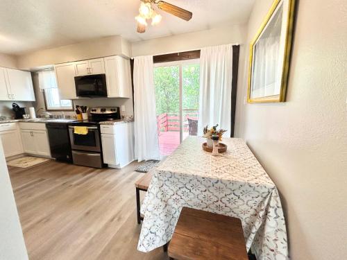 Charming & Spacious Apartment with Deck in Marion, USA