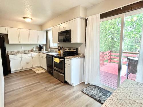 Charming & Spacious Apartment with Deck in Marion, USA