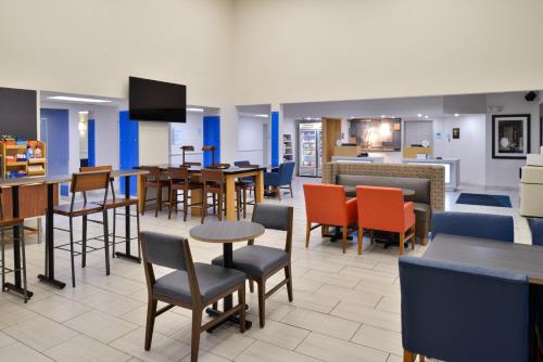 Holiday Inn Express Hotel & Suites Farmington By IHG - 숙소 외관