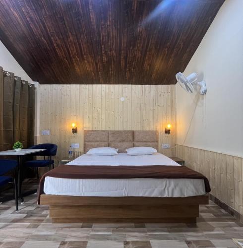 1 king bed, 1 sofa bed