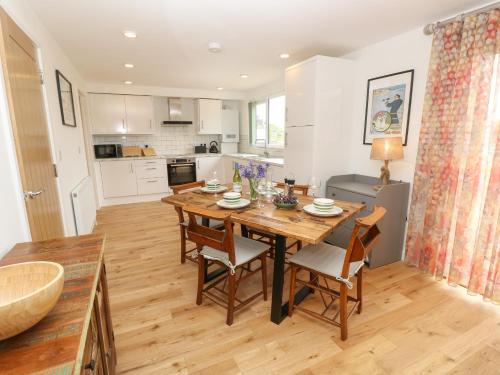 Hotellet från utsidan, Pinot in Nettlestone and Seaview