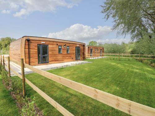 Hotellet från utsidan, Pinot in Nettlestone and Seaview