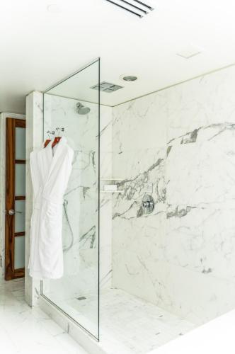 One-Bedroom Suite with City View image 4