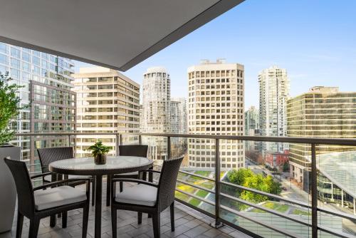 One-Bedroom Deluxe Suite with Balcony image 3
