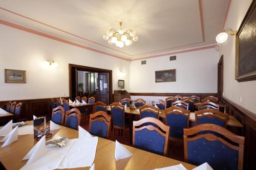 Restaurant, Hotel U Cerneho orla in Telc