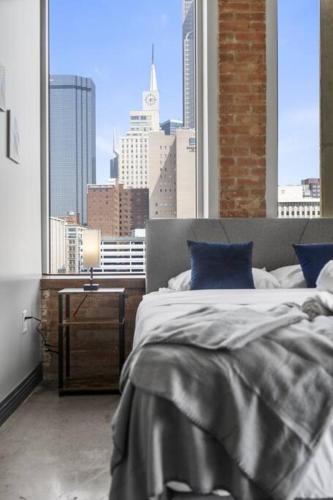 Stunning Downtown Apartment with Pool, Laundry, Parking in Dallas, USA