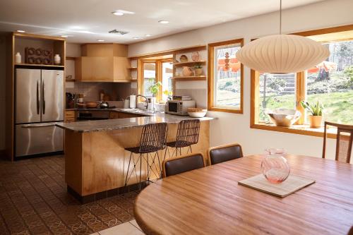 Catskills Retro Retreat- Upstate Home w Hot Tub in 索格蒂斯