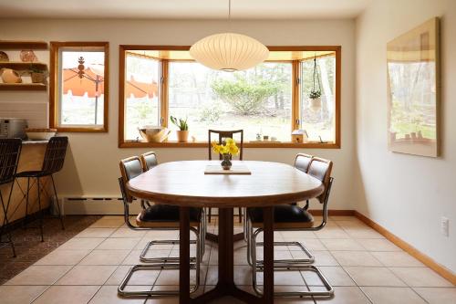 Catskills Retro Retreat- Upstate Home w Hot Tub in 索格蒂斯